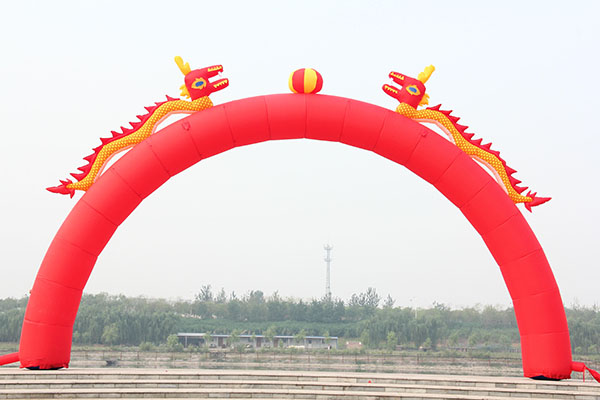 Inflatable arch