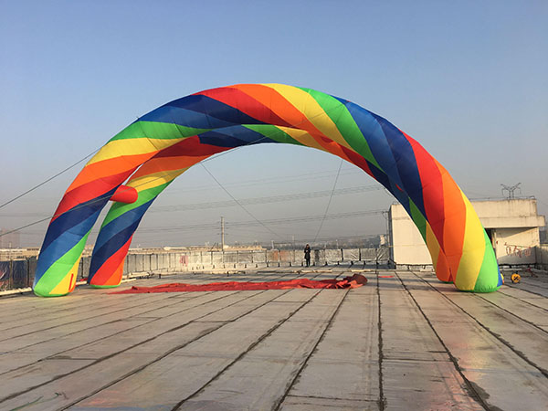 Inflatable arch